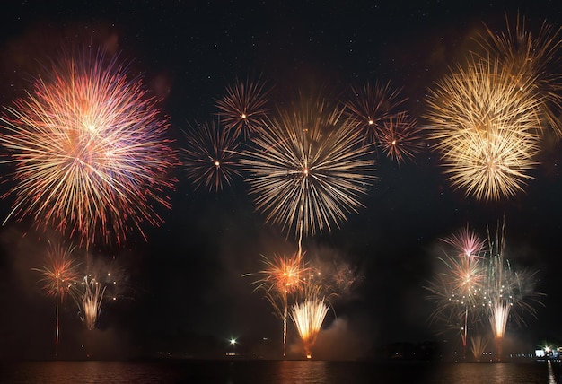 星と夜空の花火大会。