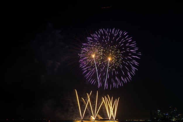 축제에서 불꽃 놀이