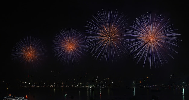 축제 기간 동안 호수 위에 불꽃 놀이.