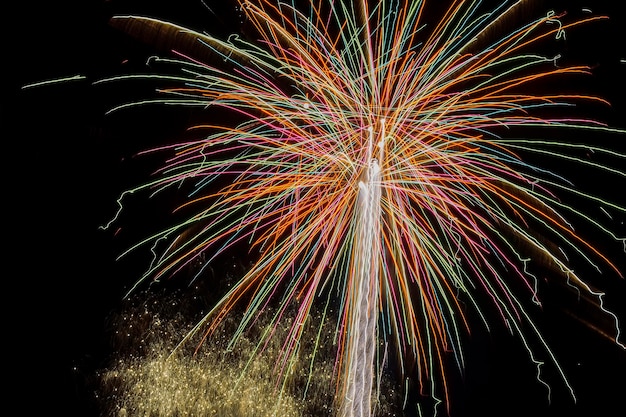 Foto i fuochi d'artificio illuminano il cielo in uno spettacolo abbagliante