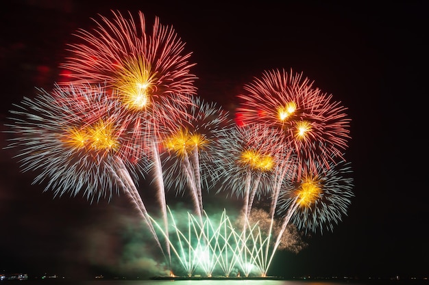 花火大会で花火が空を照らす