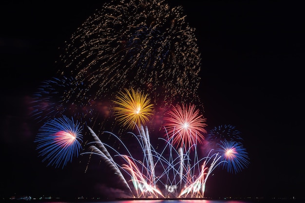 花火大会で花火が空を照らす