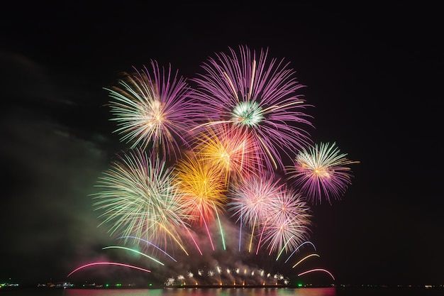 Fuochi d'artificio illuminano il cielo al festival dei fuochi d'artificio