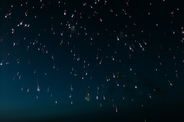 Foto i fuochi d'artificio illuminano il cielo, festa dell'indipendenza. spettacolo notturno. giorno della vittoria. fuochi d'artificio festivi. notte di capodanno. decorazioni per una festa. vacanze americane. giorno del canada