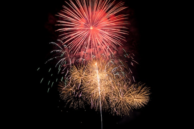 Foto fuochi d'artificio di notte nel cielo buio per festeggiare la vigilia di capodanno e un'occasione speciale in vacanza