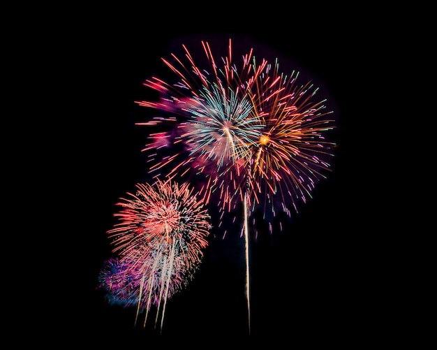 Foto fuochi d'artificio di notte isolato nel cielo scuro per celebrare la vigilia di capodanno e occasione speciale in vacanza