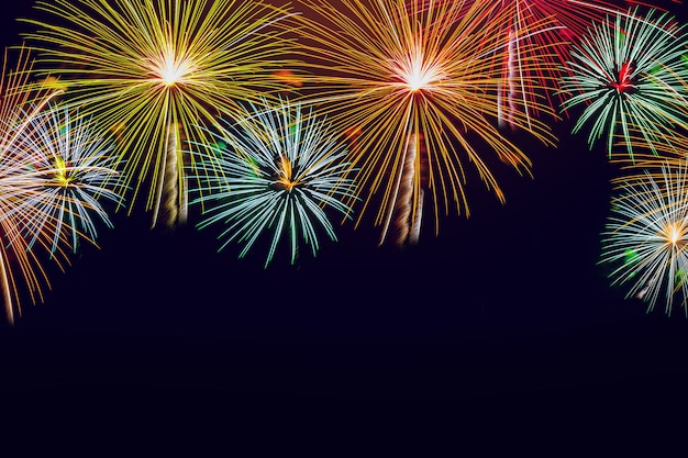 Fuochi d'artificio sul fondo del cielo notturno per il concetto di tema di natale, del nuovo anno e di celebrazione.