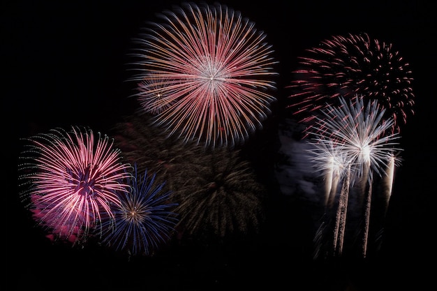 花火という言葉が書かれた夜空の花火