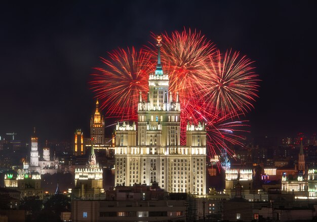 写真 夜のモスクワの風景に花火