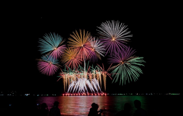 Fuochi d'artificio al mare di notte per la celebrazione del capodanno