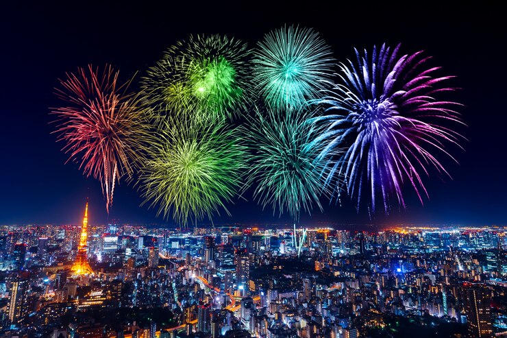 夜、日本の東京の街並みの上の花火