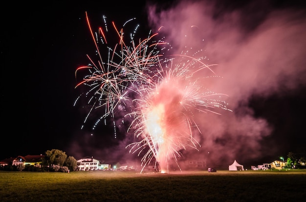 Fuochi d'artificio con fumo rosso