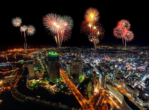 夜、日本の横浜の街並みの上の花火