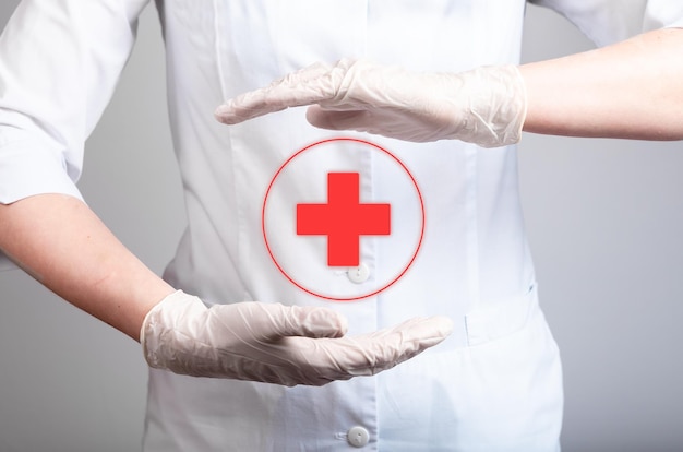 応急処置医師の手の間の赤十字突然の怪我の病気に苦しむ患者への緊急医療緊急援助