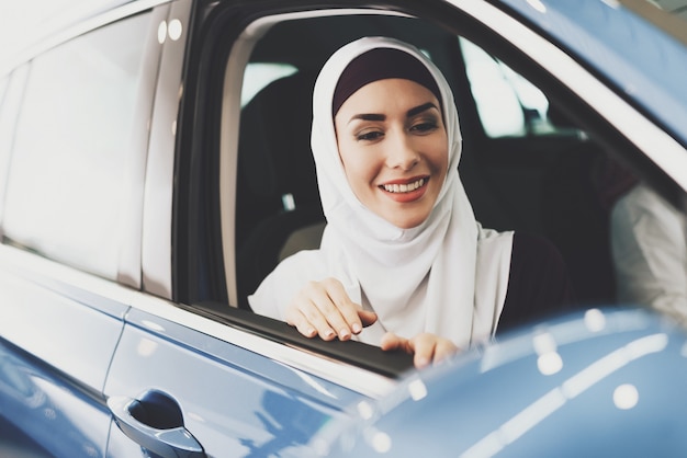 最初の車のアラブ女性は運転する許可を得た