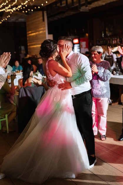 Первый танец невесты и жениха внутри ресторана