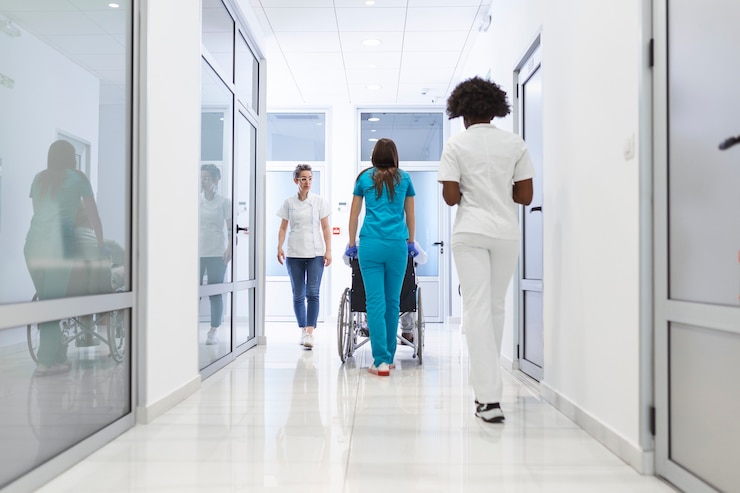 Photo first floor of the busy hospital, doctors, nurses and personnel busy working