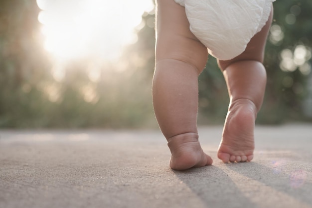 第一印象若い女の子は成功の着実な一歩を踏み出します家族の幸福の問題は進歩とリーダーシップに遭遇しました