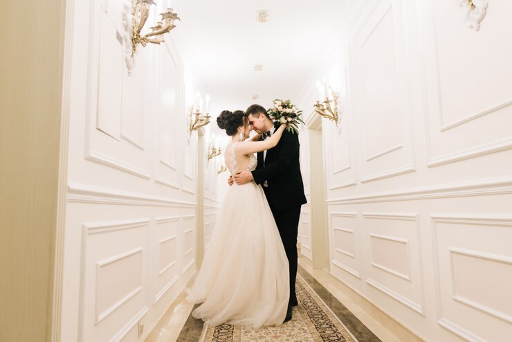 Photo the first meeting of the bride and groom in the bright corridor of a luxury hotel. wedding day