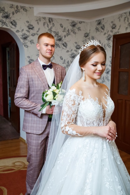 First meeting of the bride and groom on the wedding day