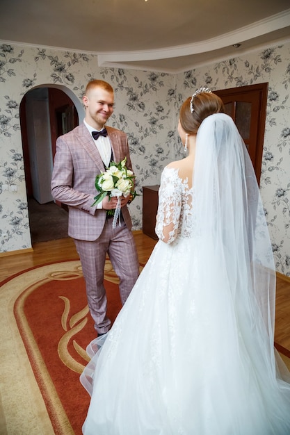 First meeting of the bride and groom on the wedding day