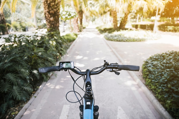 Foto primo punto di vista di e-bike sulla pista ciclabile