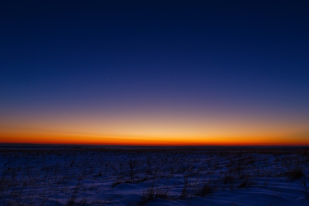 明るい夕日を背景にした最初の星。