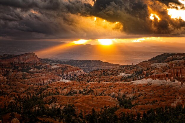 Photo the first sun rays hit the hoodoos at the bryce canyon utah