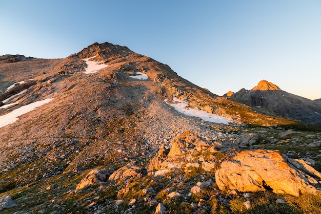 La prima luce del sole che illumina le alpi