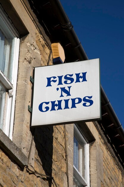 Fish and chips-bord op de gevel van het gebouw