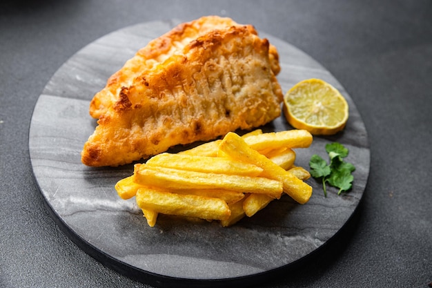 fish and chips gefrituurd fastfood frietjes afhaalmaaltijd eten snack op tafel kopie ruimte