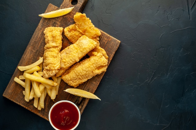 fish and chips met frietjes op stenen achtergrond