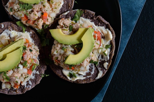 Foto ceviche di pesce su tostate di mais blu cibo messicano