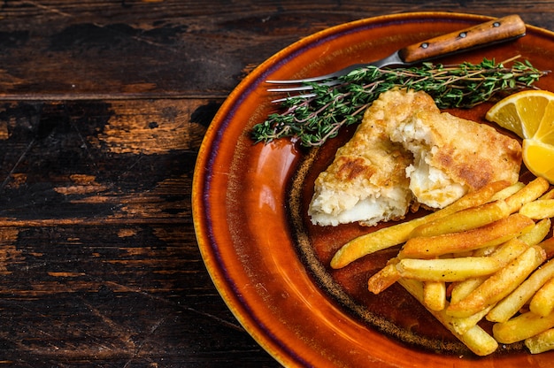 Рыба и жареный картофель британский фастфуд с картофелем фри и соусом тартар на деревенской тарелке