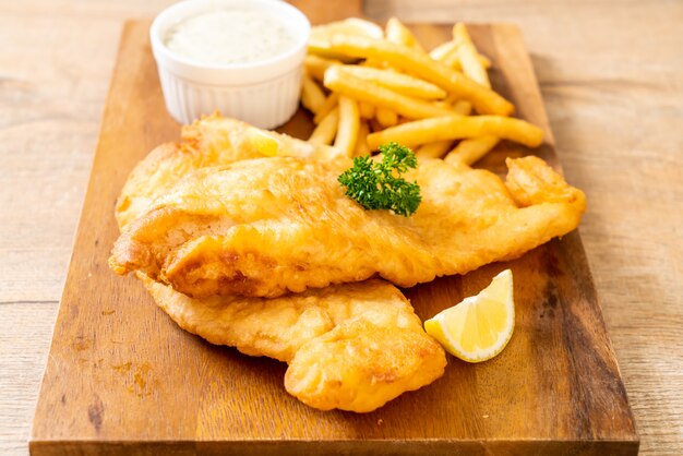 Photo fish and chips with french fries