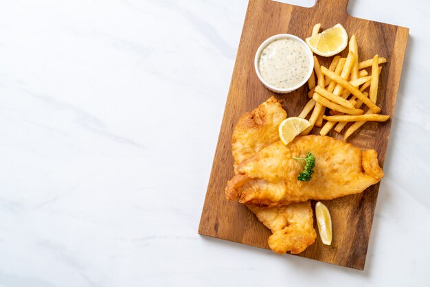 Photo fish and chips with french fries