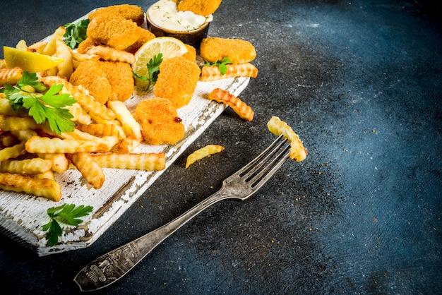 Foto pesce e patatine fritte con salsa tartara