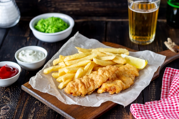 Pesce e patate fritte su un di legno. fast food britannico. ricette. spuntino alla birra. cucina inglese.