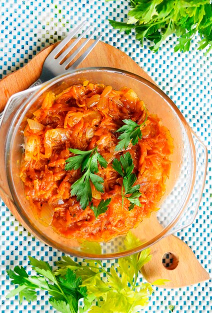 Foto filetto di pesce al forno con salsa dolce in un piatto