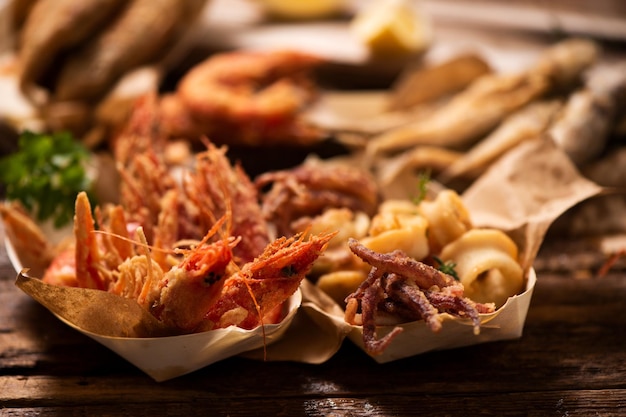 Pesce fritto di pesce su un tbale nel mercato dello stand di cibo di strada. avvicinamento