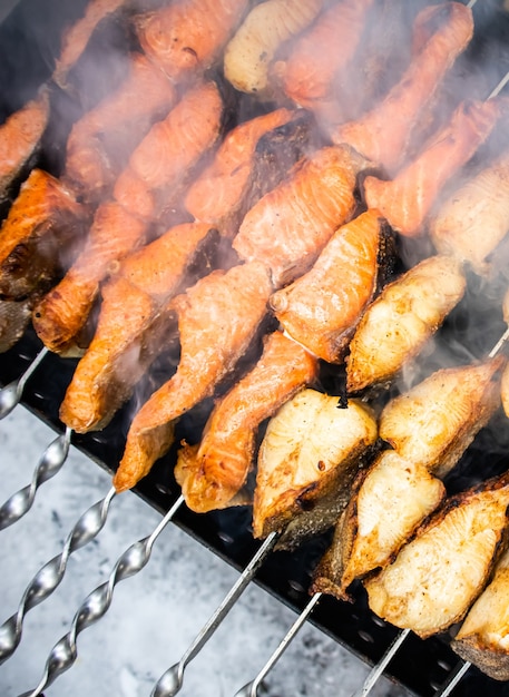 Spiedini di pesce alla griglia in inverno