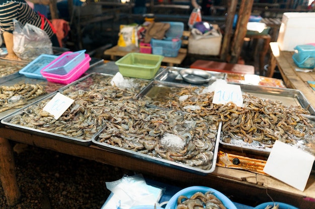 열대 바다 근처 시장에서 KrabiRaw 해산물의 수산 시장