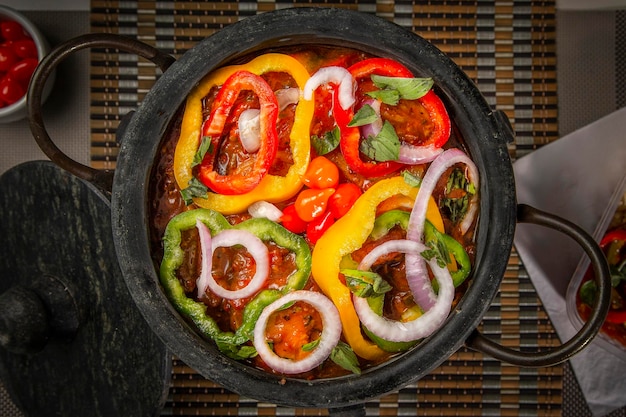 Photo fish moqueca with sauce and chili salad in the pan free photo