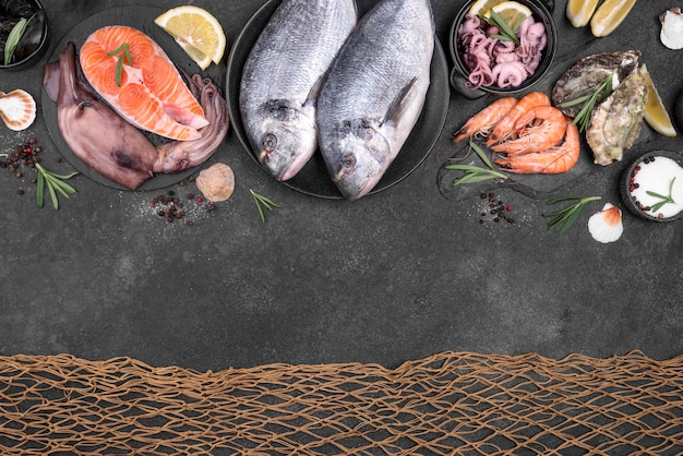 Photo fish net and seafood on dark background