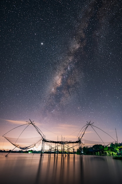 Reti da pesca con via lattea in pakpra phatthalung thailand