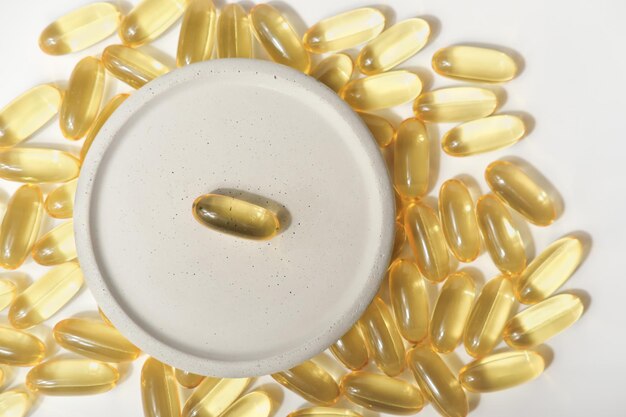 Foto capsule di olio di pesce omega 3 su un piatto grigio olio di fegato di merluzzo per il supporto cardiaco e vascolare potenziamento cerebrale integratore sanitario naturale