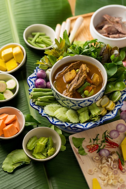 Рыбные органы пряный суп с побегами бамбука и овощами