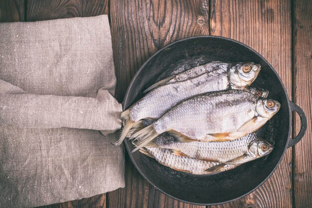 Photo fish ram in a round black castiron frying pan