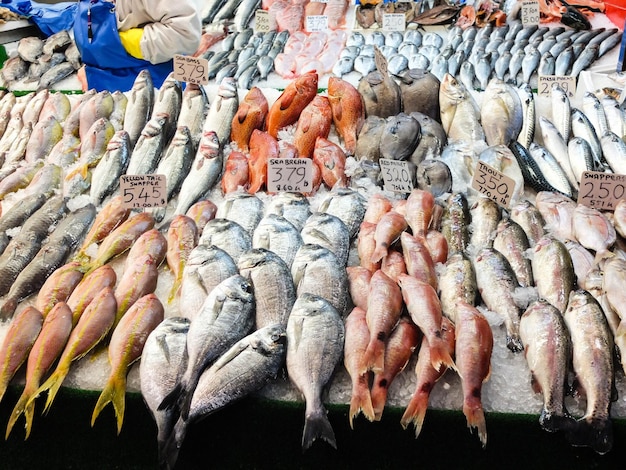 市場で販売する魚