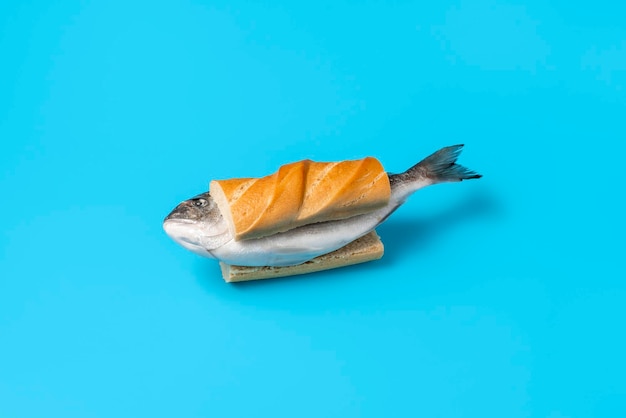 파란색 배경에 고립 된 생선 샌드위치 날 생선 개념을 먹는